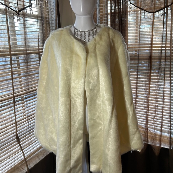 Women’s Ms. Design Collection white faux fur cape (Never worn) Size 2X - Picture 5 of 14